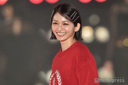 岡本玲、赤×黒の甘辛コーデ披露 笑顔弾けるランウェイで観客魅了＜関西コレクション 2023 A／W＞ 画像