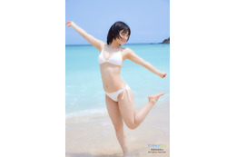 虹コン・岡田彩夢、純白ビキニで美バスト開放 画像