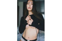 白間美瑠、黒ニットから下乳チラリ 画像