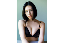 元乃木坂46相楽伊織、美谷間くっきりランジェリー姿 大人の表情にドキッ 画像