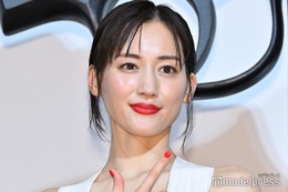 綾瀬はるか、美背中際立つドレス姿で登場 監督から役作り絶賛「綾瀬はるかにしかできないこと」＜リボルバー・リリー＞ 画像