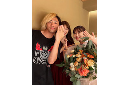 峯岸みなみ、夫・てつやから小嶋陽菜への“失礼ぶっこき写真”初公開 3ショットに反響 画像
