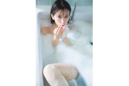 金子みゆ、泡風呂から覗く素肌＆美脚に釘付け 1st写真集先行カット解禁 画像
