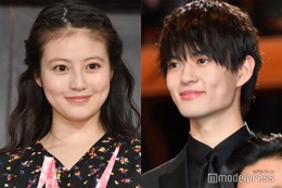 今田美桜＆佐野勇斗「トリリオンゲーム」“遊園地デート”密着オフショットに反響「可愛すぎる」「お似合い」 画像