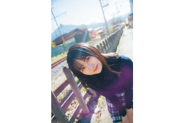 日向坂46上村ひなの、彼女感あふれる秋私服＆制服姿披露 1stソロ写真集先行カット第6弾解禁＜そのままで＞ 画像