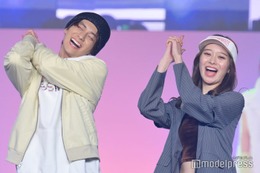 田鍋梨々花＆山下幸輝、仲良く決めポーズ「最高の教師」生徒役ペアランウェイに黄色い歓声＜Seventeen夏の学園祭2023＞ 画像