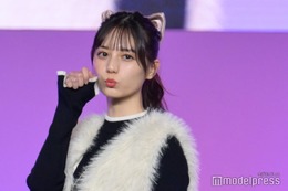 日向坂46小坂菜緒、ミニ丈ボトムスで美脚輝く “猫ポーズ”で会場虜に＜Seventeen夏の学園祭2023＞ 画像