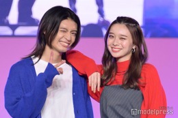 田鍋梨々花＆杢代和人、肩寄せ・キュートなウインクで沸かせる ド派手カラーコーデで仲良しランウェイ＜Seventeen夏の学園祭2023＞ 画像