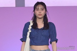 秋田汐梨、美ウエスト披露 ブルーコーデが爽やか＜Seventeen 夏の学園祭2023＞ 画像