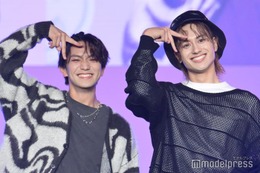 Aぇ! group正門良規＆小島健、2ショットランウェイで“Aぇポーズ” エド・はるみのギャグも披露＜Seventeen夏の学園祭2023＞ 画像