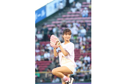 AAA宇野実彩子、ショーパンで美脚披露 5年ぶり始球式で2バウンド投球 画像