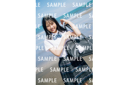 日向坂46上村ひなの、海辺での“最強にキラキラした”制服姿 特典ポストカード第1弾先行公開＜そのままで＞ 画像