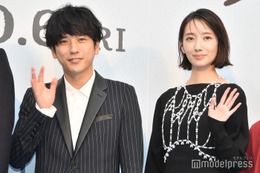 二宮和也・波瑠・桐谷健太・藤原丈一郎ら、ブルーカーペットに豪華登場「可愛い！」の大歓声＜アナログ＞ 画像