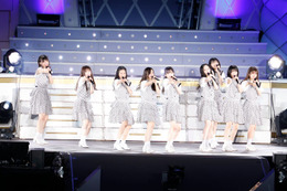 骨折で欠席発表の乃木坂46川崎桜、影アナでサプライズ登場 涙ながらに悔しさ吐露 賀喜遥香＆田村真佑と“必殺技”も披露＜真夏の全国ツアー2023＞ 画像