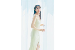 貴島明日香、美バストチラリ＆大胆スリットワンピ姿で「FLASH」初表紙 画像
