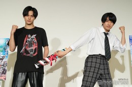 「仮面ライダーガッチャード」本島純政、初イベントでキレキレの変身ポーズ　簡秀吉と仮面ライダーバトンタッチ 画像