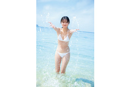 乃木坂46遠藤さくら、白水着姿で笑顔はじける 1st写真集先行カット第8弾解禁＜可憐＞ 画像