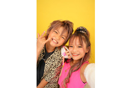 “egg”小学生版「KOGYARU」初の小学生ギャルカップルが表紙 微笑ましいカップルショット 画像