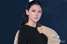 三吉彩花、1年半ぶり「TGC2023A／W」登場でトップバッター “鼻ピアス”＆スリットワンピから美肌ちらり 画像