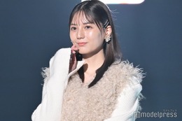 日向坂46小坂菜緒、ファーベスト×透けスカート姿で可愛さ全開＜TGC2023A／W＞ 画像