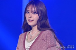 那須ほほみ、デニムミニスカから美脚披露 コーデュロイが秋冬テイスト＜TGC2023A／W＞ 画像