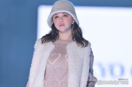村重杏奈、ファー素材で冬気分 ショートパンツから太もものぞかせる＜TGC2023A／W＞ 画像