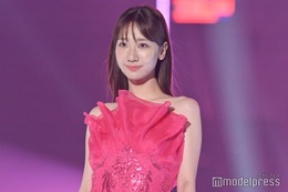 柏木由紀、美肌＆美デコルテ披露 華やかドレス姿で「TGC」初ランウェイ＜TGC2023A／W＞ 画像