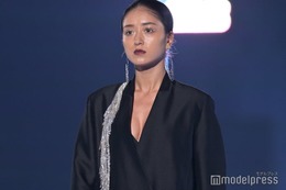 みちょぱ、美谷間チラリ クールな視線で堂々ランウェイ＜TGC2023A／W＞ 画像