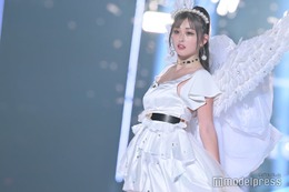 ゆうちゃみ、ステージ上でバースデーサプライズ シャンパン贈られる＜TGC2023A／W＞ 画像