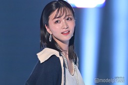 岡崎紗絵、カーディガン着崩し美肩チラ見せ 目元ストーン煌めく＜TGC2023A／W＞ 画像