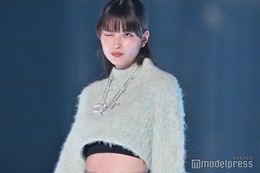 「最高の教師」で話題・茅島みずき、ほっそりウエストのぞかせる クールにウインク＜TGC2023A／W＞ 画像