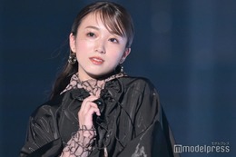 矢吹奈子、シースルータイツ姿が色っぽい ブラックコーデで印象ガラリ＜TGC2023A／W＞ 画像