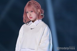 MINAMIの美脚チラリ ワントーンコーデでピンクヘア映える＜TGC2023A／W＞ 画像