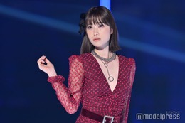 高橋ひかる、胸元ざっくりワンピース姿 スラリ美脚も披露＜TGC2023A／W＞ 画像