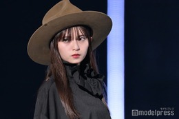 齋藤飛鳥、ブラックワンピから美脚チラリ つば広ハットで小顔際立つ＜TGC2023A／W＞ 画像