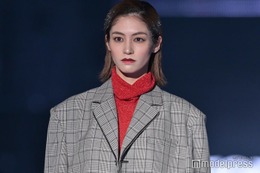 Happiness解散控える楓、赤ニット着こなし クールな表情で魅せる＜TGC2023A／W＞ 画像