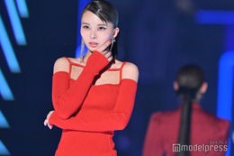 川口ゆりな、SEXY赤ワンピ姿で存在感 色気漂うデコルテに釘付け＜TGC2023A／W＞ 画像