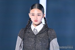 櫻坂46山崎天、おさげヘアが可愛い 個性光るシックコーデ＜TGC2023A／W＞ 画像