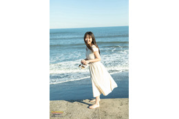 STU48内海里音、海×白ワンピで透明素肌輝く 画像