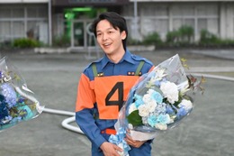 中村倫也「誇れる現場でした」“イケおじ消防団”キャストと「ハヤブサ消防団」クランクアップ 画像
