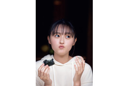 乃木坂46遠藤さくら、自作おにぎり“もぐもぐ”ほおばる 1st写真集先行カット第9弾解禁＜可憐＞ 画像