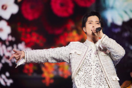 山下智久、ライブ中にNEWS宣伝 20周年ツアーは「見に行こうと思う」小山慶一郎駆けつける 画像