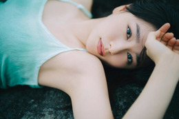桜井日奈子、大人の艶やかな姿披露 2024年カレンダー決定 画像