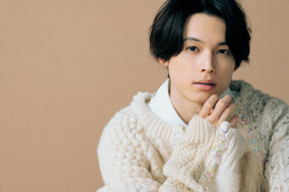 SixTONES松村北斗、秋ニットで“抱きしめたくなる”姿　おうち時間の過ごし方・色気を感じる瞬間語る 画像