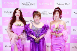叶姉妹、3年半ぶりファンミ開催 “倍率50倍”200人に直接バラ手渡し「とっても幸せ」 画像