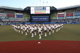 「日プガールズ」練習生、球場で迫力パフォーマンス 櫻井美羽が始球式務める 画像