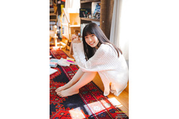 STU48尾崎世里花、部屋着姿で美脚チラリ 画像