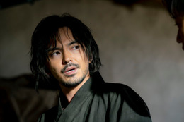 「VIVANT」ベキ（役所広司）、ノコル（二宮和也）との出会い・アディエル＆ジャミーンとの関係性…壮絶過去発覚で「胸が痛い」「涙腺崩壊」の声 画像