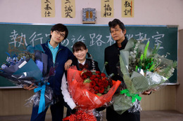“座長”伊藤沙莉が涙 Sexy Zone中島健人・織田裕二らと「シッコウ！！～犬と私と執行官～」クランクアップ＜出演者コメント＞ 画像