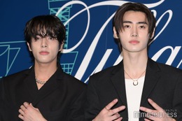 ENHYPEN・JAKE＆SUNGHOON、ブラックスーツでティファニー表参道降臨 多彩にポージング 画像
